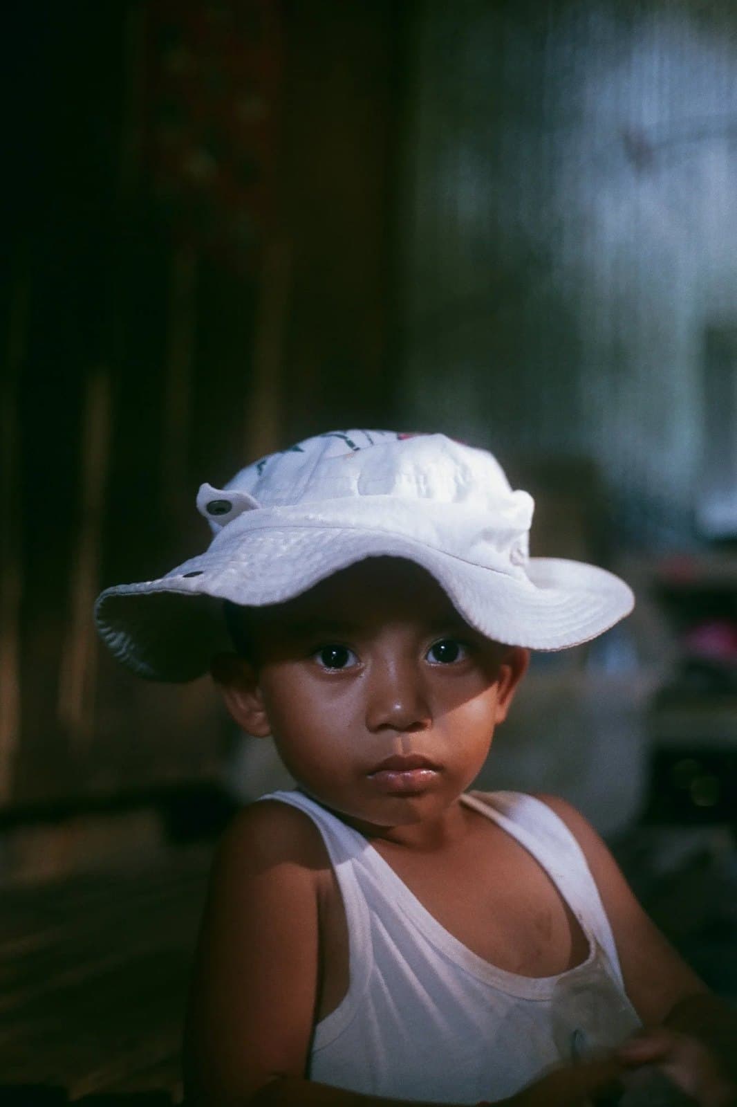 A small child in a white sun hat.